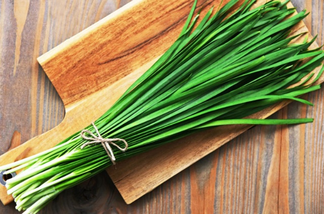 Lá hẹ là một loại rau quen thuộc trong bữa ăn hàng ngày của người Việt